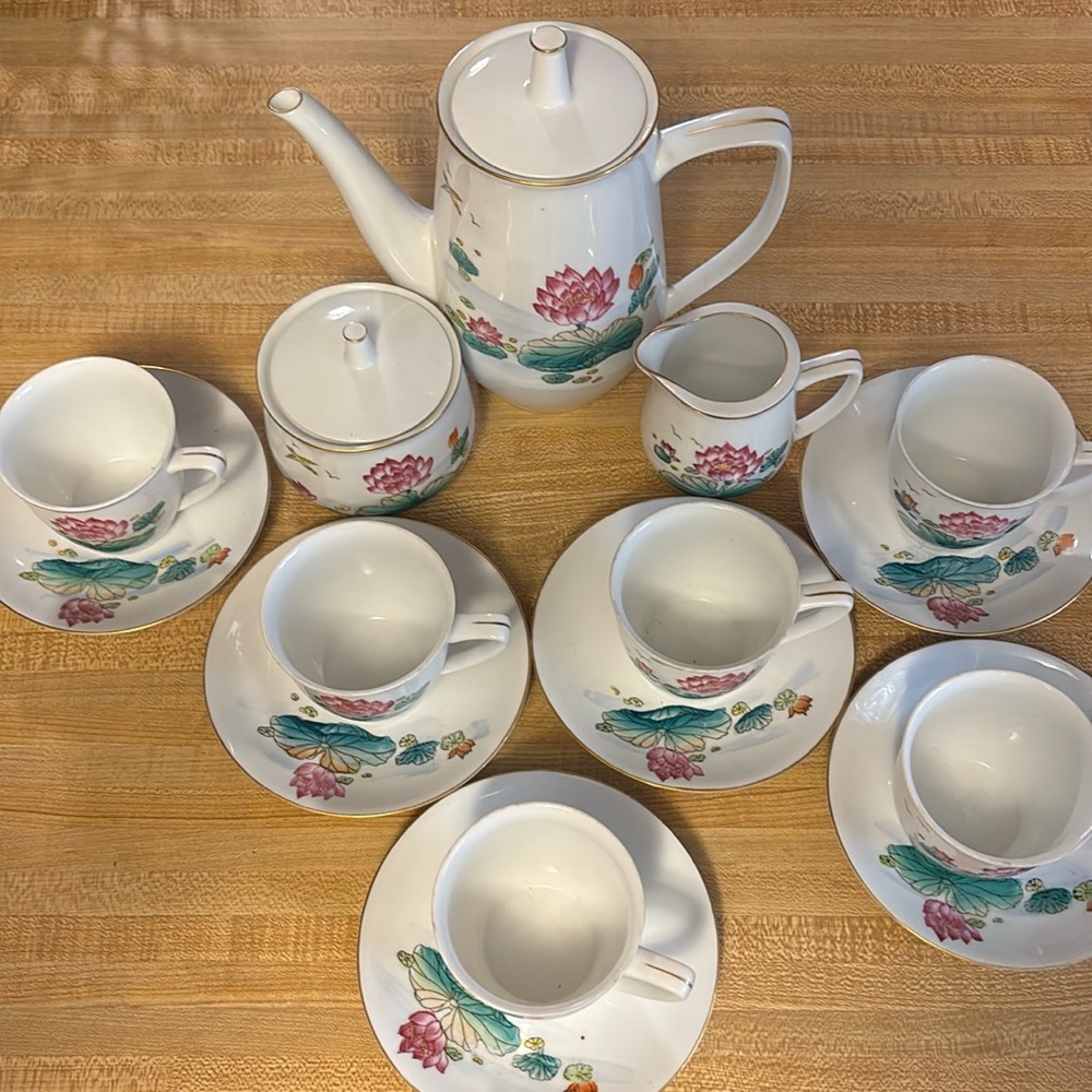 China tea pot, creamer, sugar bowl, 6 cups and 6 saucers